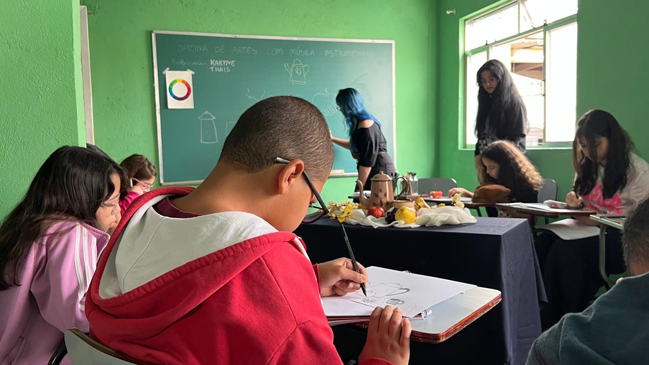 Vídeo: oficina une desenho artístico e música instrumental em Santos Dumont